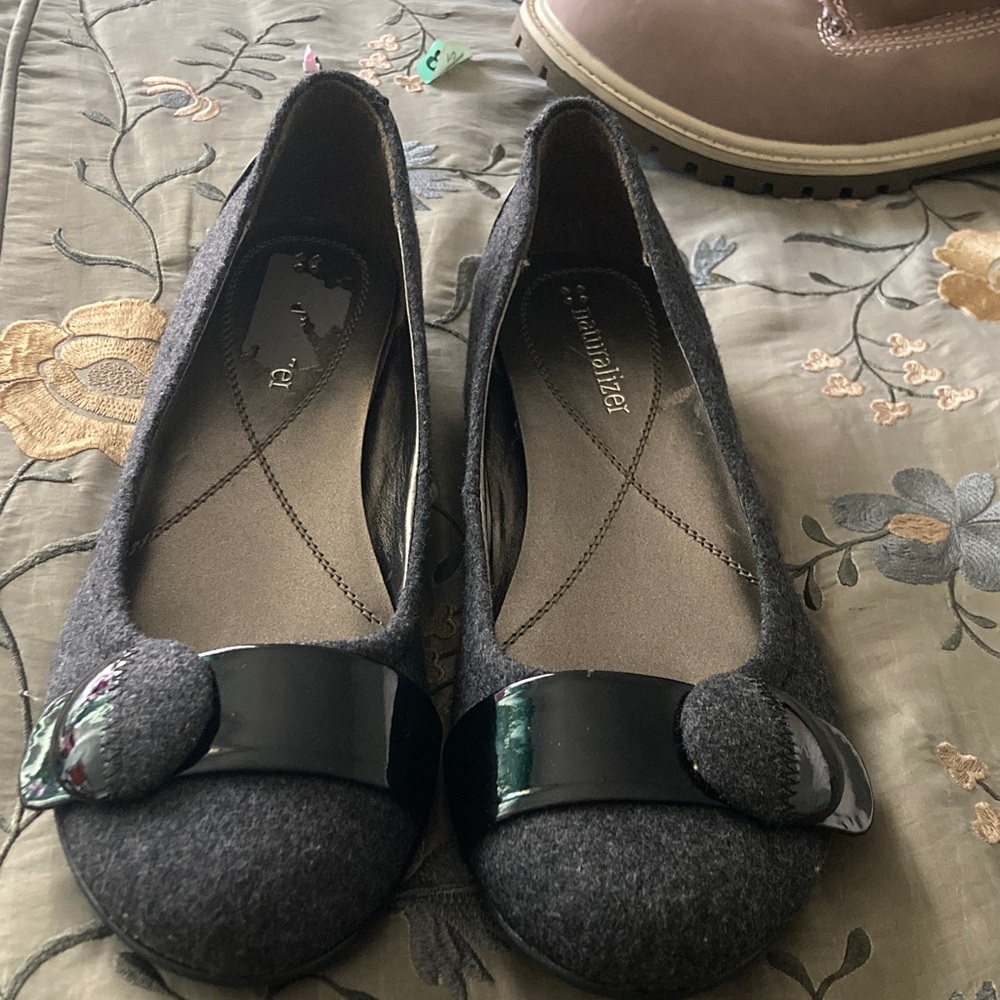 Naturalizer Gray Flats with Black Detail